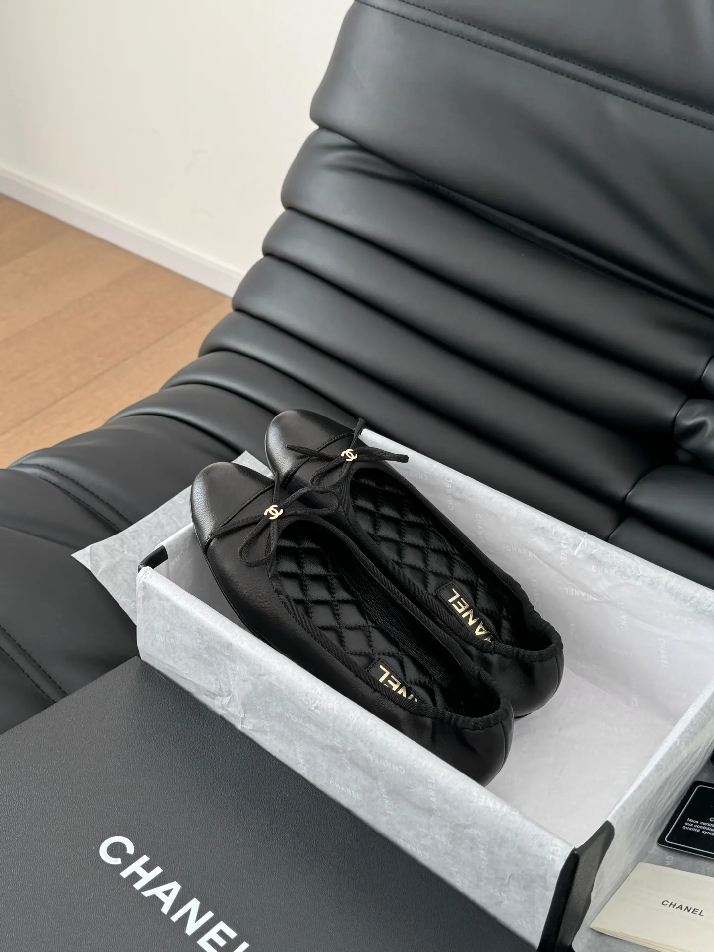 👟👟Ex-factory price 520👟👟 Chanel Xiaoxiang 25C new bow shoe series, original 1:1 replica, a classic among classics. It is perfect whether paired with trousers or skirts. The small round toe design is very good at modifying the foot shape. A must-have for little fairies! The upper is made of imported lambskin, the lining is made of top-grade mixed sheepskin, and the outsole is imported Italian cowhide. Size: 35-39 (40/41/42/43 customized)